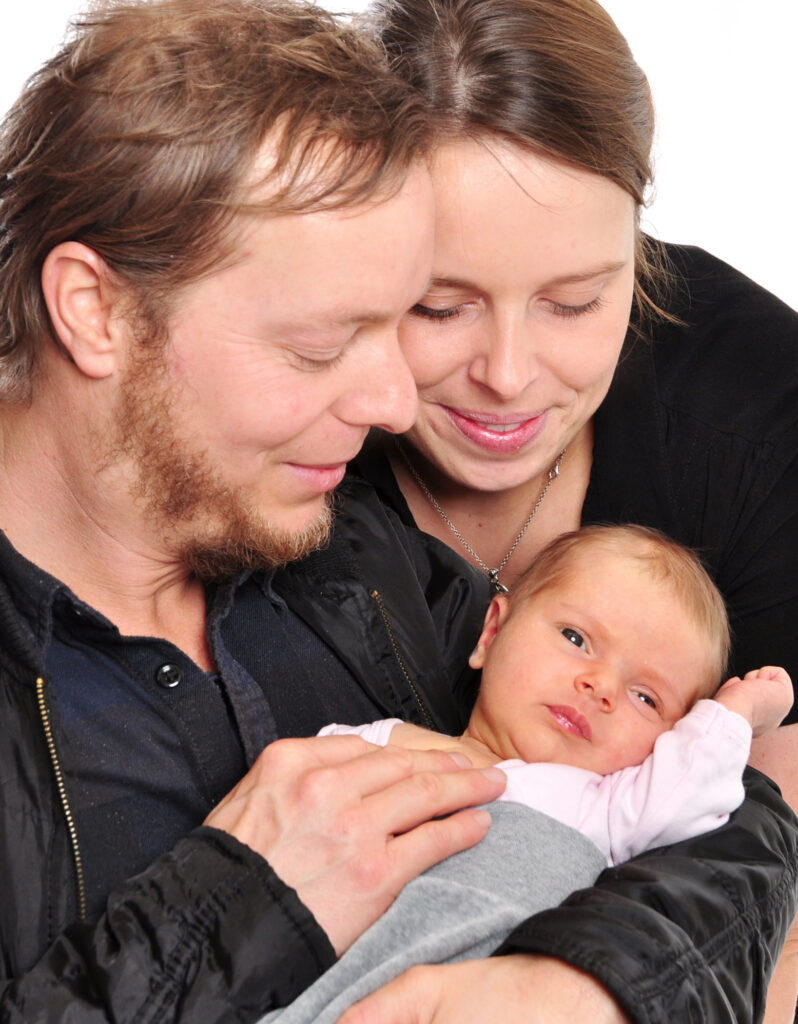 Baby mit Eltern – Andrea Hammerl, ausgebildete artgerecht, Windelfrei und Stoffwindel Coachin und Beraterin in Nussdorf am Attersee.